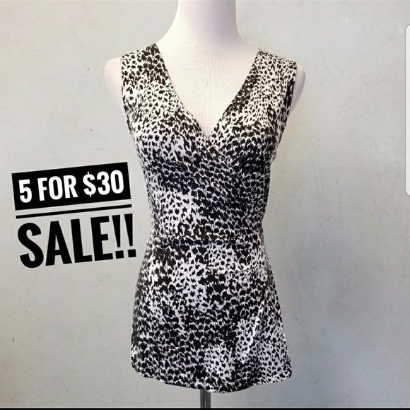 Banana Republic Tops - 🔴Banana Republic patterned top